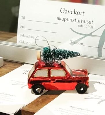 Bilde av gavekort til Akupunkturhuset + en juletrepynt