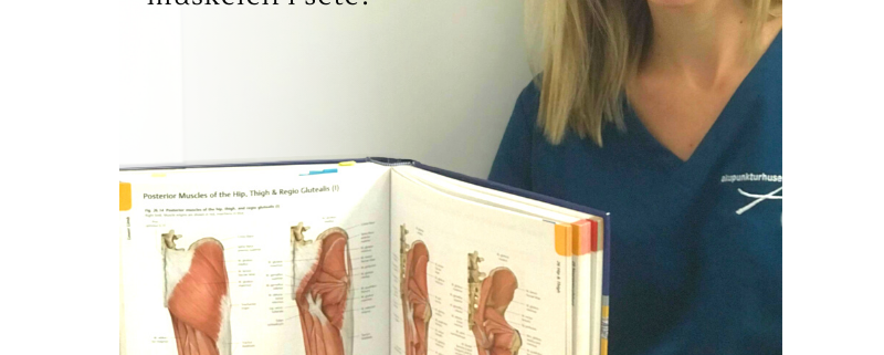 Bilde av Marit som holder en anatomibok med hoftemuskulatur på.