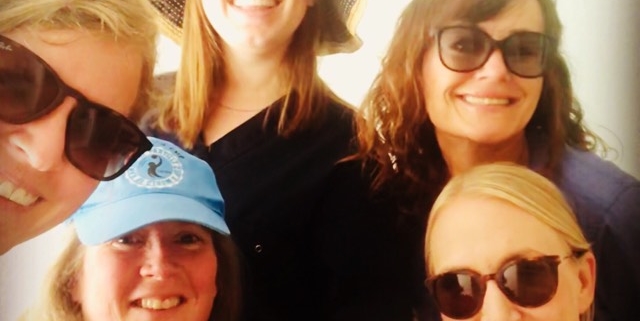 Sommer bilde av Dorothee, Elisabeth, Katharina, Hege og Marit. Store smil, solbriller og sommerhatt.